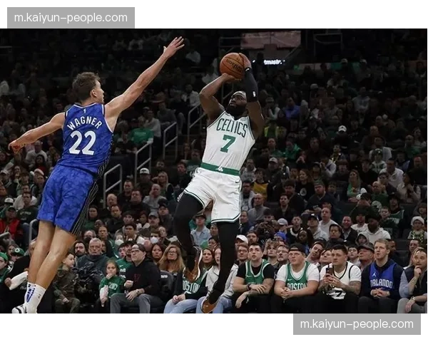 凯尔特人马祖拉空间利用充分 通过外线火力牵制为布朗创造突破空间 凯尔特人马祖拉空间利用充分 通过外线火力牵制为布朗创造突破空间